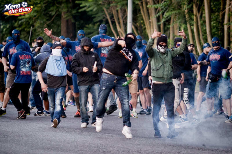 Các nhóm Hooligan sẽ có dấu hiệu nhận biết rất rõ rệt