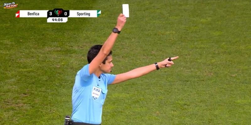Thẻ trắng để trọng tài khen thưởng tinh thần fair-play